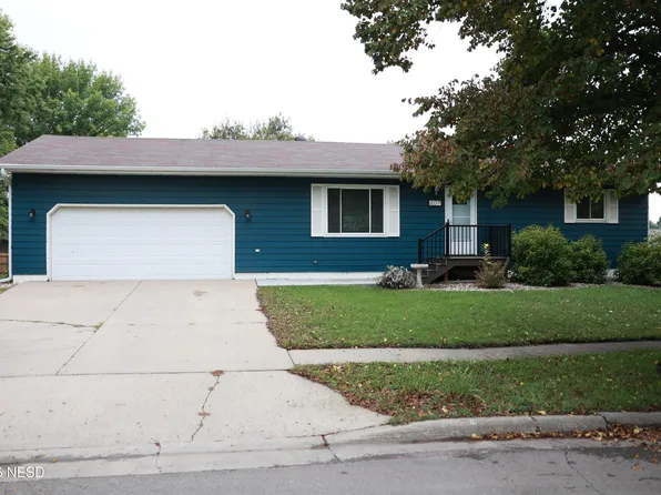 407 Herzog Dr, Watertown, SD 57201