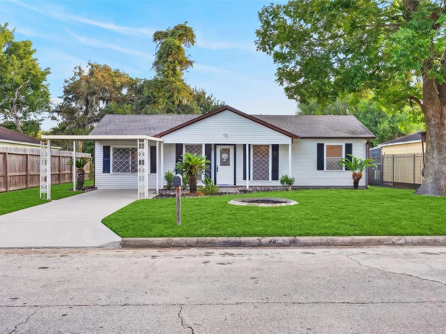 4 bed, 1.5 bath, 1200 sqft, $1,500 — Photo 2