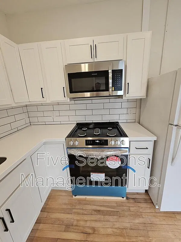 2 bed, 1.0 bath, 800 sqft, $2,350 — Photo 2