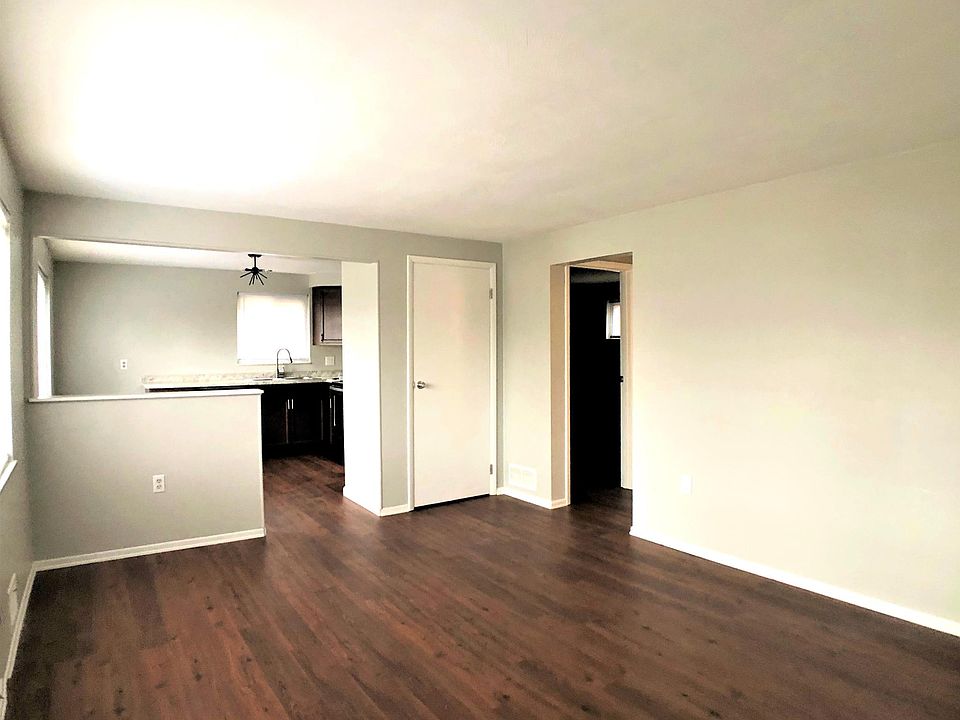 Livingroom to Kitchen