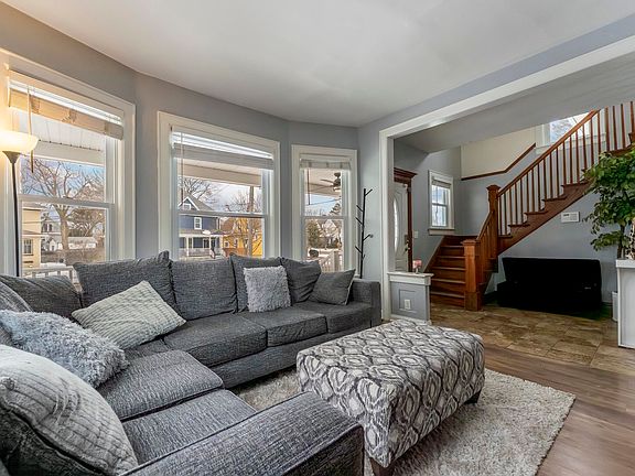 4th image of 483 Barrett St