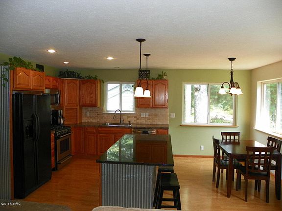2nd image of 1518 E Oakwood Dr