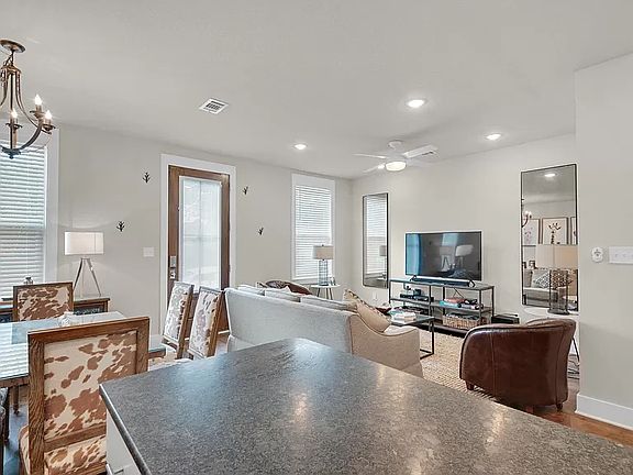 5th image of 254 N De Villiers St