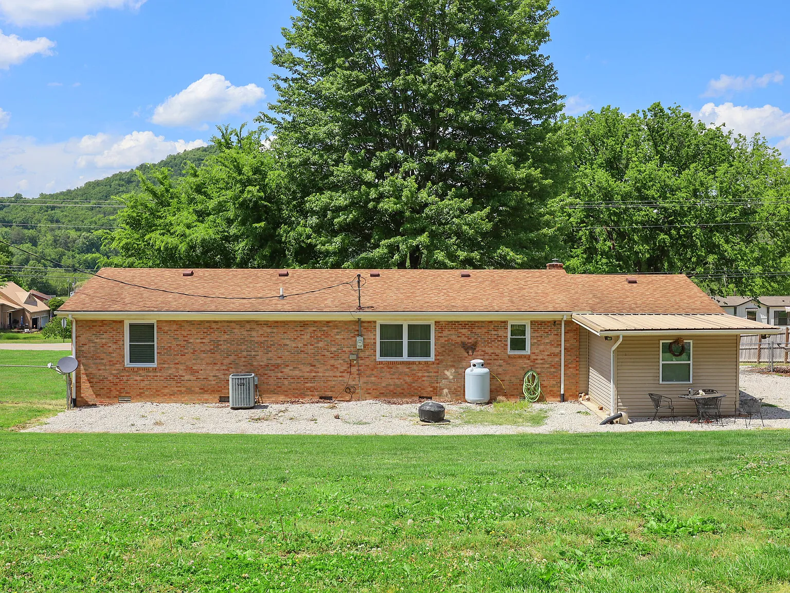3 bed, 1.5 bath, 1827 sqft, $1,925 — Photo 4