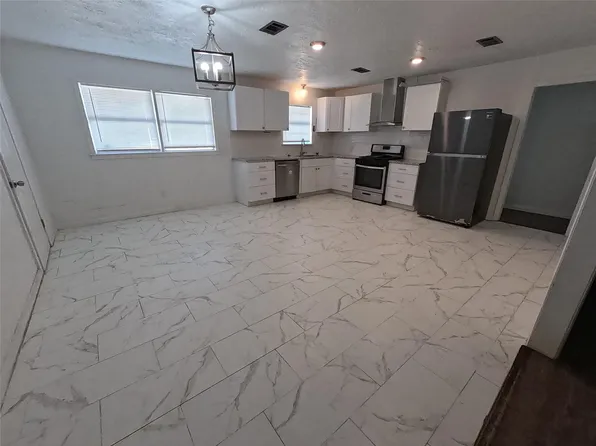 1720 17th Ave N, Texas City, TX 77590