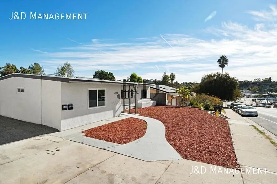 Spacious 5-bedroom home near SDSU Ideal for comfortable living! — Photo 2