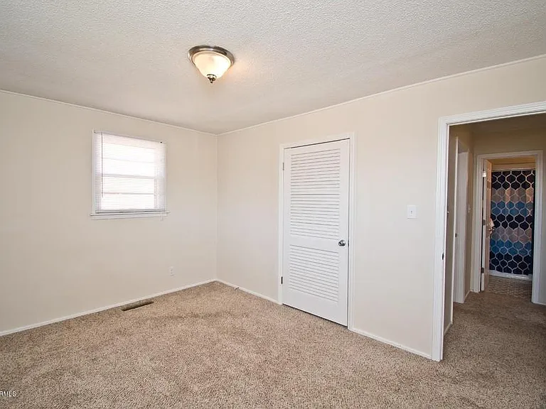 614 W Broad St — Photo 11