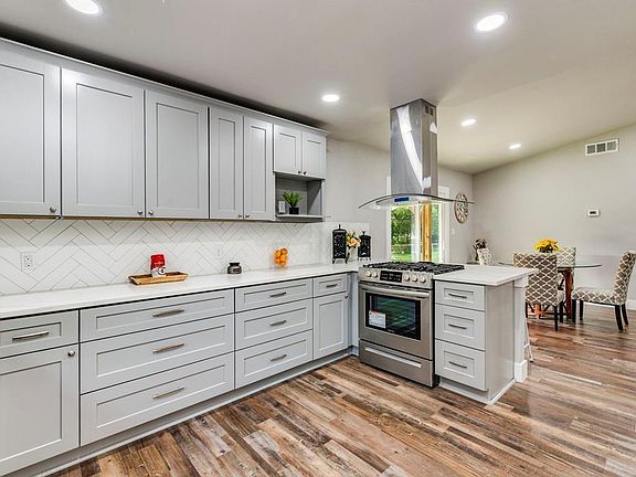4th image of 2605 Carnarvon Ln