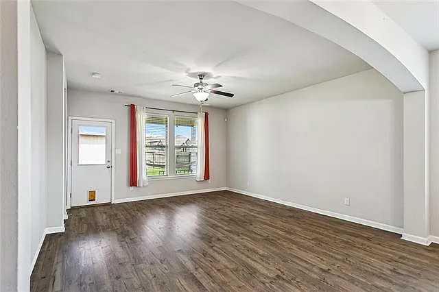 100 E Lake Ct — Photo 2