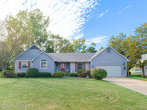 8353 Apple Blossom Ln, Flushing, MI 48433