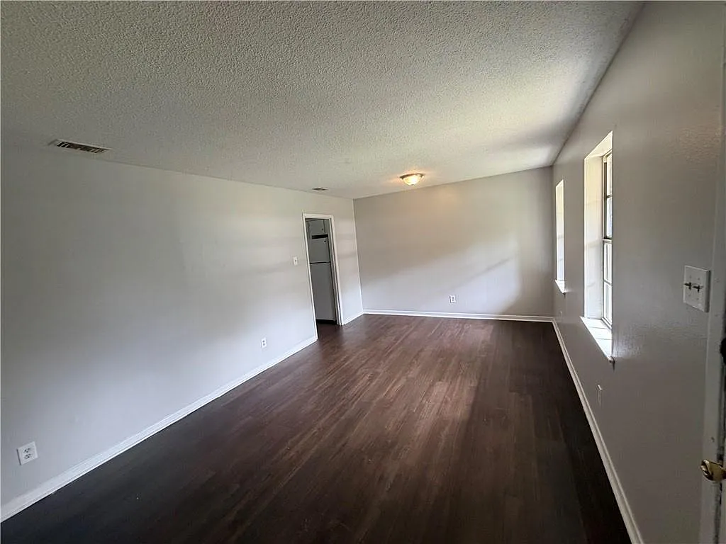 1 bed, 1.5 bath, 1236 sqft, $1,400 — Photo 2