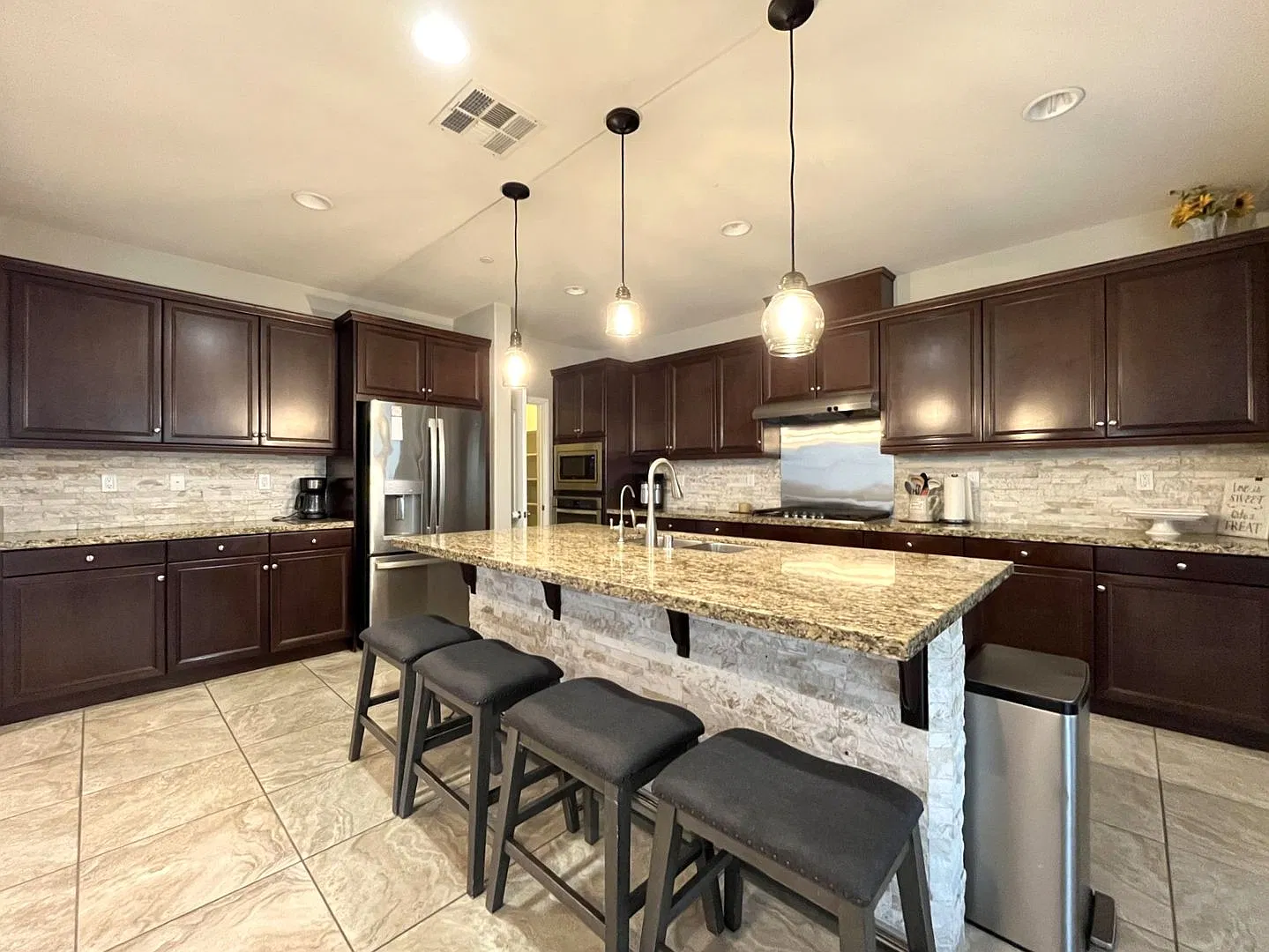5 bed, 4.5 bath located in Corona CA! — Photo 4