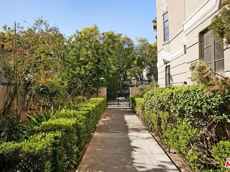 1314 N Hayworth Ave #303 — Photo 24