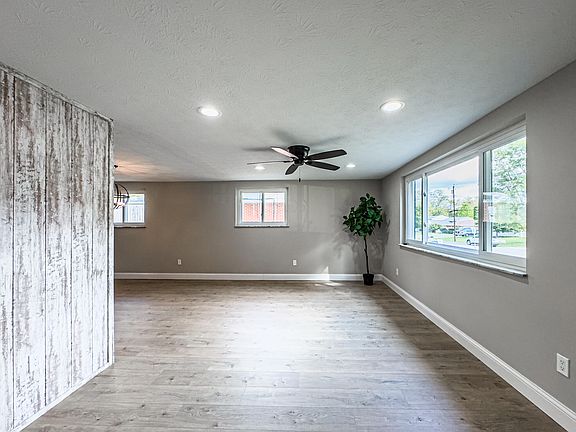 5th image of 24 Sweetbriar Ave