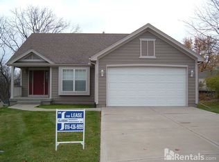 6907 NW Pleasant View Ct, Parkville, MO 64152