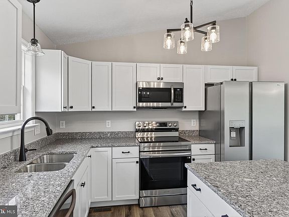 3rd image of 213 Black Oak Dr