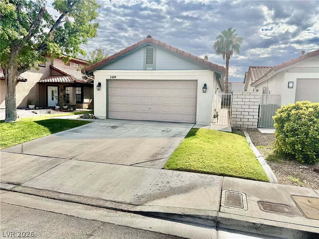 3 bed, 2.0 bath, 1368 sqft, $2,400 — Photo 2