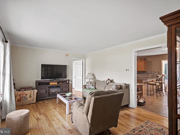 4th image of 18387 Linden Ln