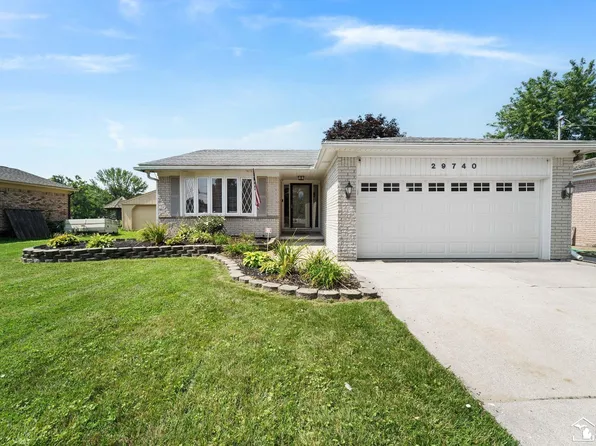 29740 Young Dr, Gibraltar, MI 48173