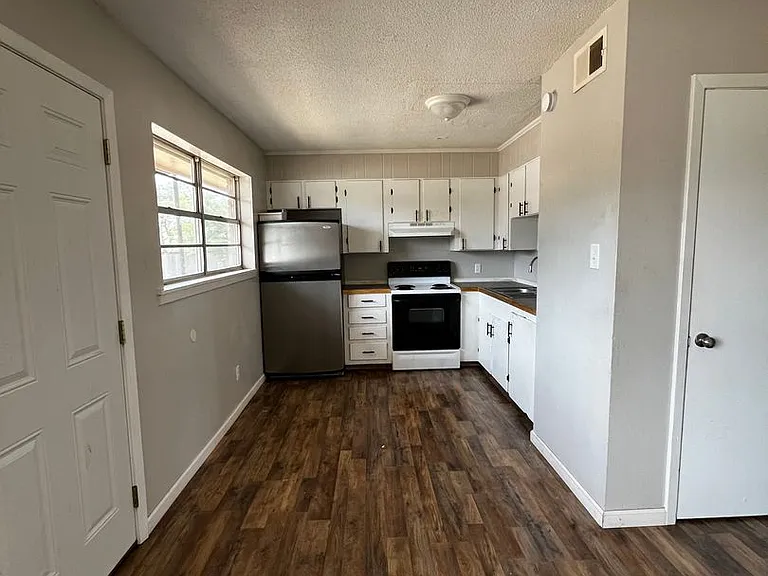 302 E Houston St — Photo 17