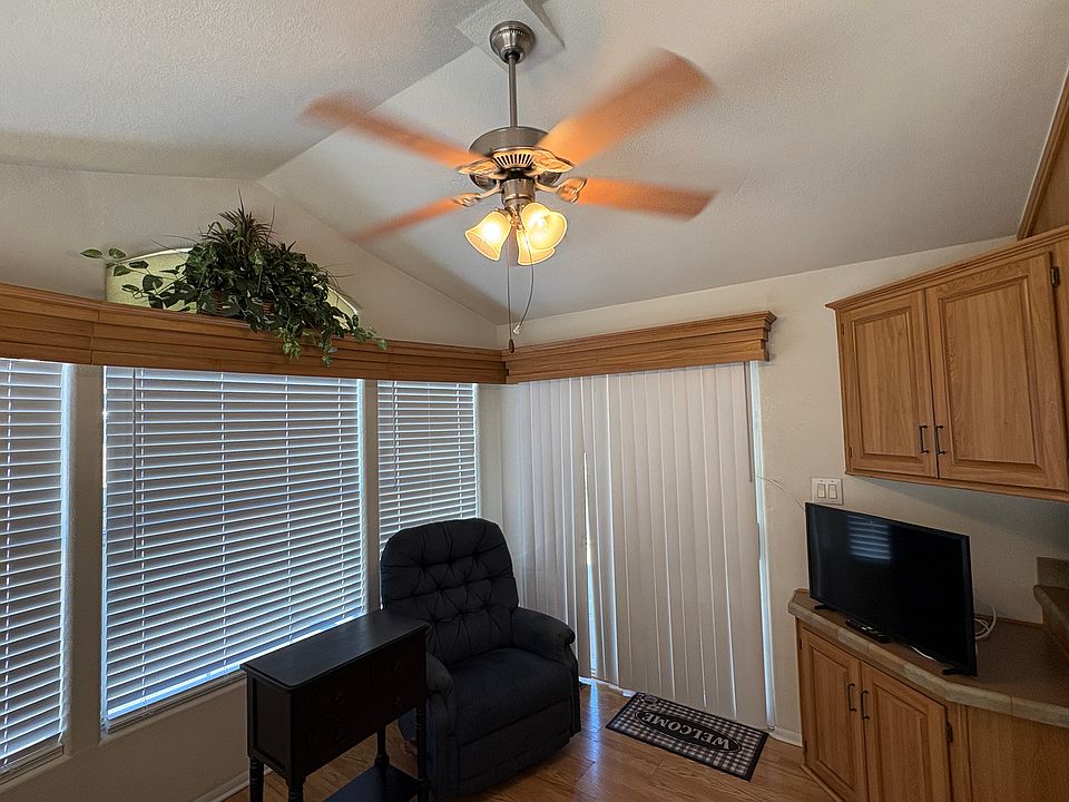 Living room: Enjoy sitting down and watching your favorite western or family comedy shows, or the local news. Relax and enjoy
