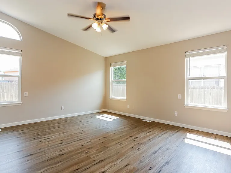 4938 Dillon St — Photo 10