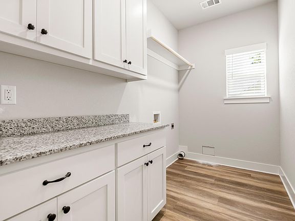 4th image of 71 Ayr Dr