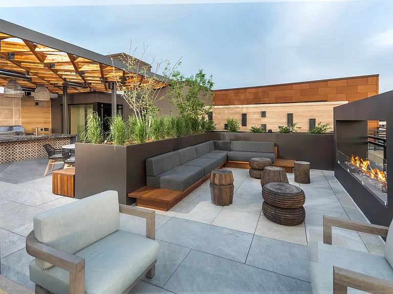 Hotel-inspired rooftop deck
