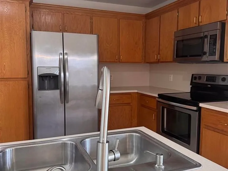 118 SE Churchill Way — Photo 3