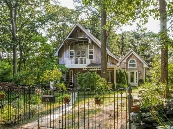 49 Sanford Ave, North Kingstown, RI 02852