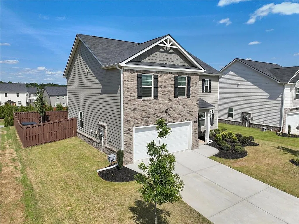 4 bed, 2.5 bath, 2361 sqft, $2,600 — Photo 3