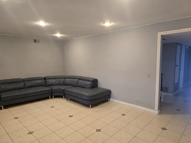 8812 Carmel Cir — Photo 1