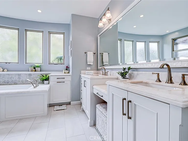 3005 N Poinsettia Ave — Photo 42