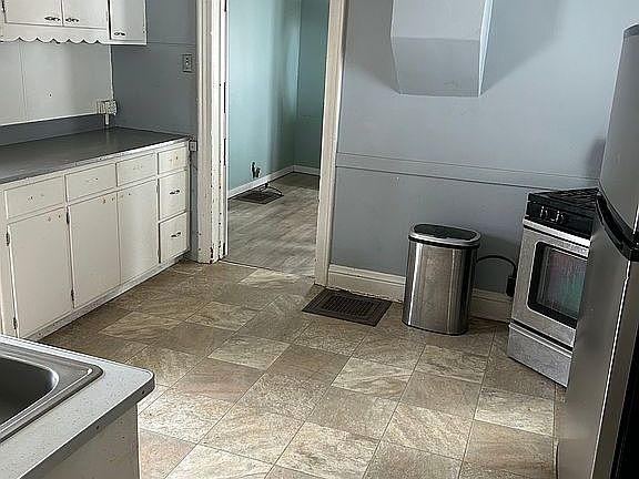3rd image of 1055 Bucklin St