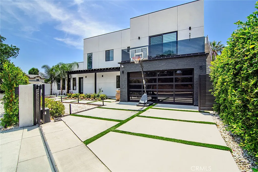 4 bed, 4.5 bath, 2213 sqft, $7,700 — Photo 1