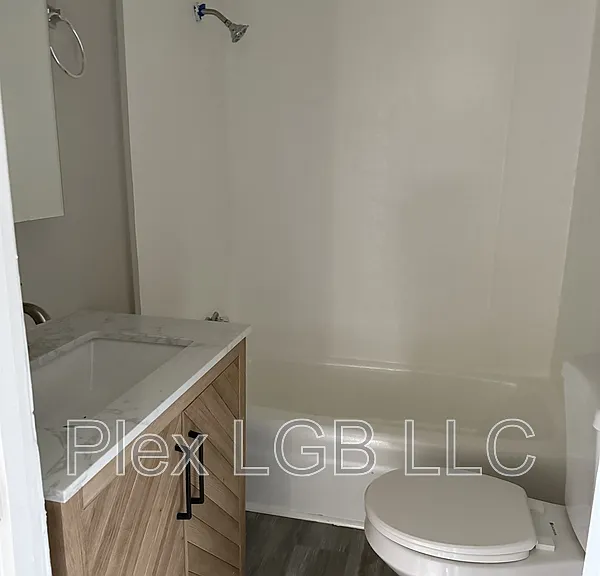 100 Oak Ln — Photo 5