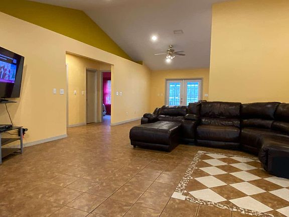 5th image of 415 SE Deerwood Gln