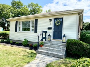 7 Wallis Ave, Barrington, RI 02806