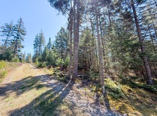 18 Berry Ln, Vinalhaven, ME 04863