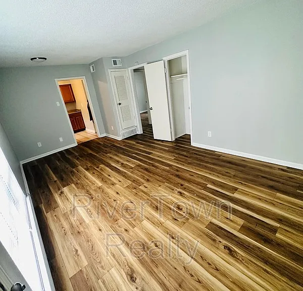 155 Clark Pl — Photo 2