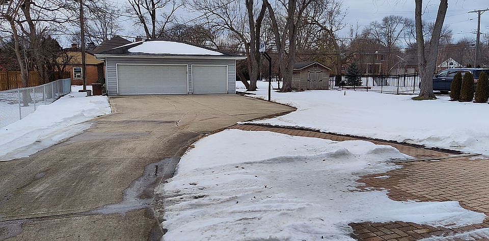 2nd image of 930 S Beverly Ln