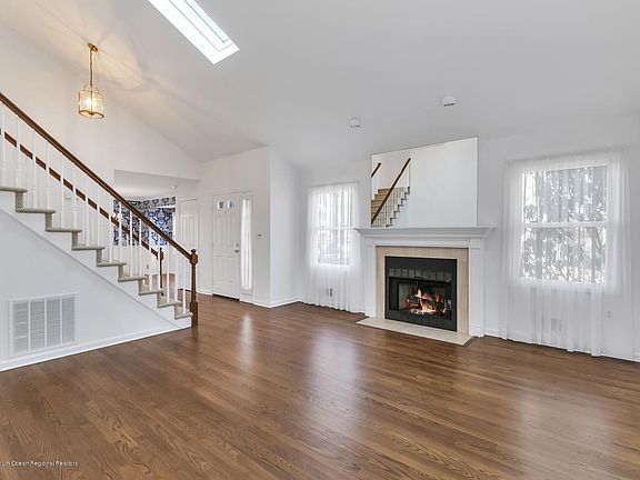 4th image of 31 Essex Dr