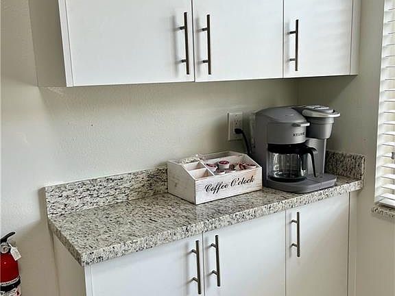 5th image of 190 Palm Dr #1