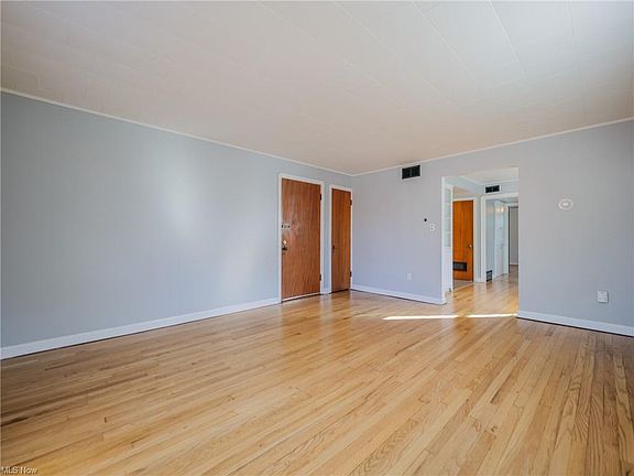 4th image of 1351 Clarence Ave APT 3