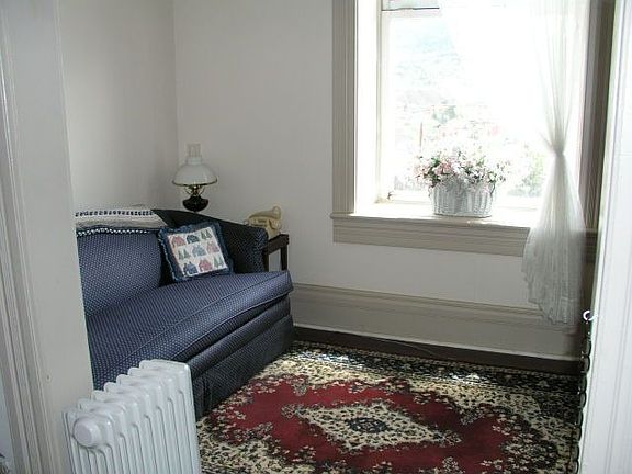 Bonus room / could be bedroom