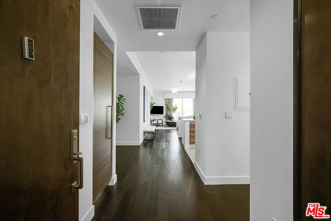 2 bed, 3.5 bath, 1470 sqft, $8,500 — Photo 2