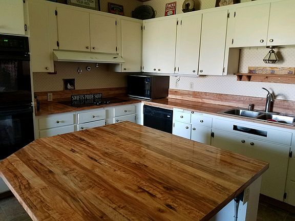 Kitchen w/ large island