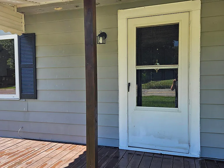 1635 Giddings Rd — Photo 2
