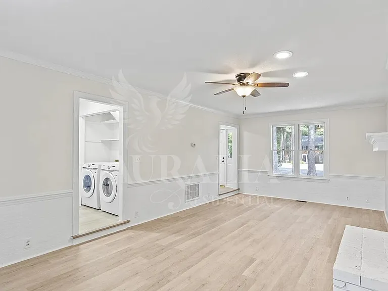 623 Elmwood Ct — Photo 8