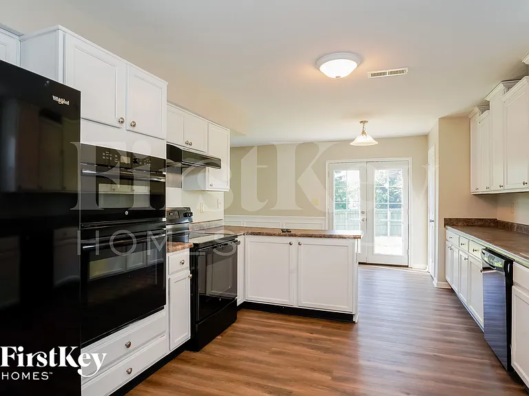 2217 Hampton Dr — Photo 5